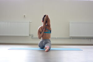 hanumasana med gomukhasana armar