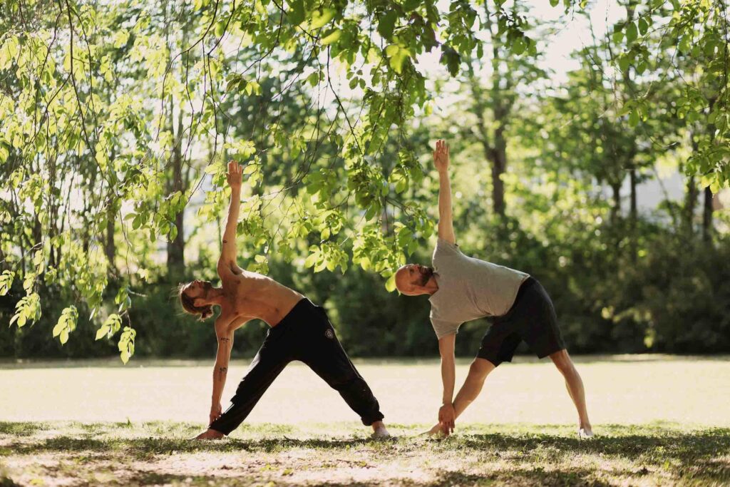 vad är yoga - Two yogis peforming trikonasana i Uppsala
