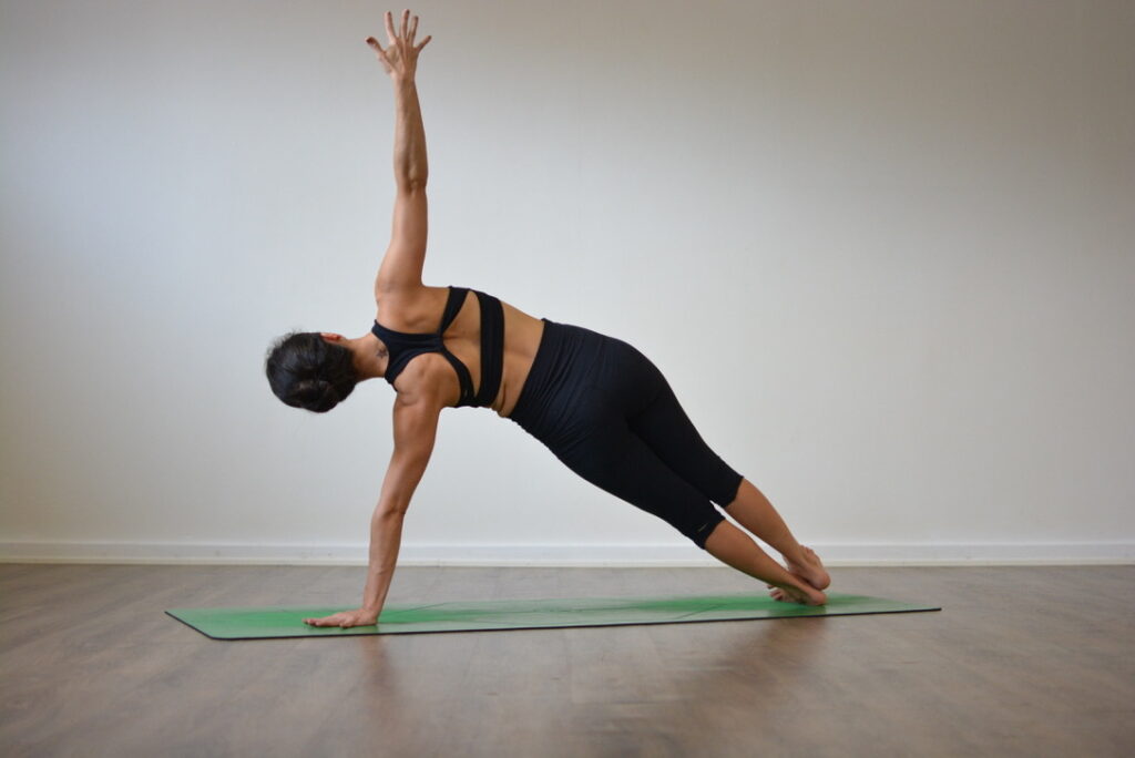 Hot Pilates på matta i uppvärmd sal hos Hot Yoga Uppsala