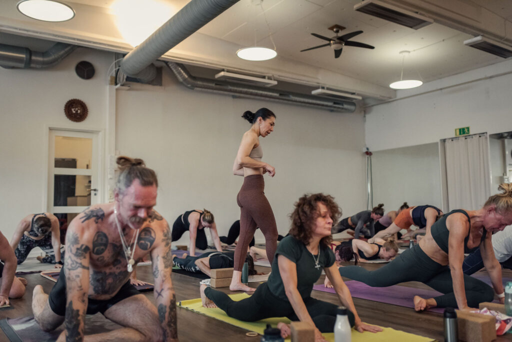 Yoga för nybörjare i Uppsala: fullsatt klass i vår ljusa sal