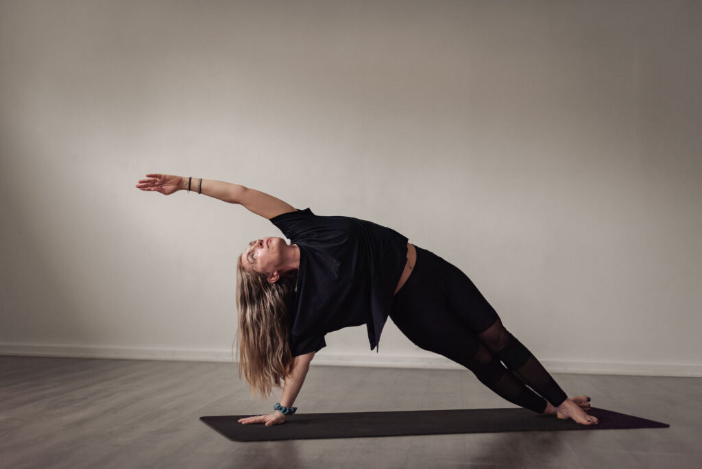 Hot Pilates hos oss i Uppsala: sidoplankan är en av klassens fasta övningar