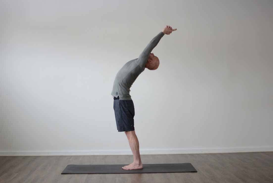 Anuvittasana, bakåtböjen i halvmånen i Bikram yoga