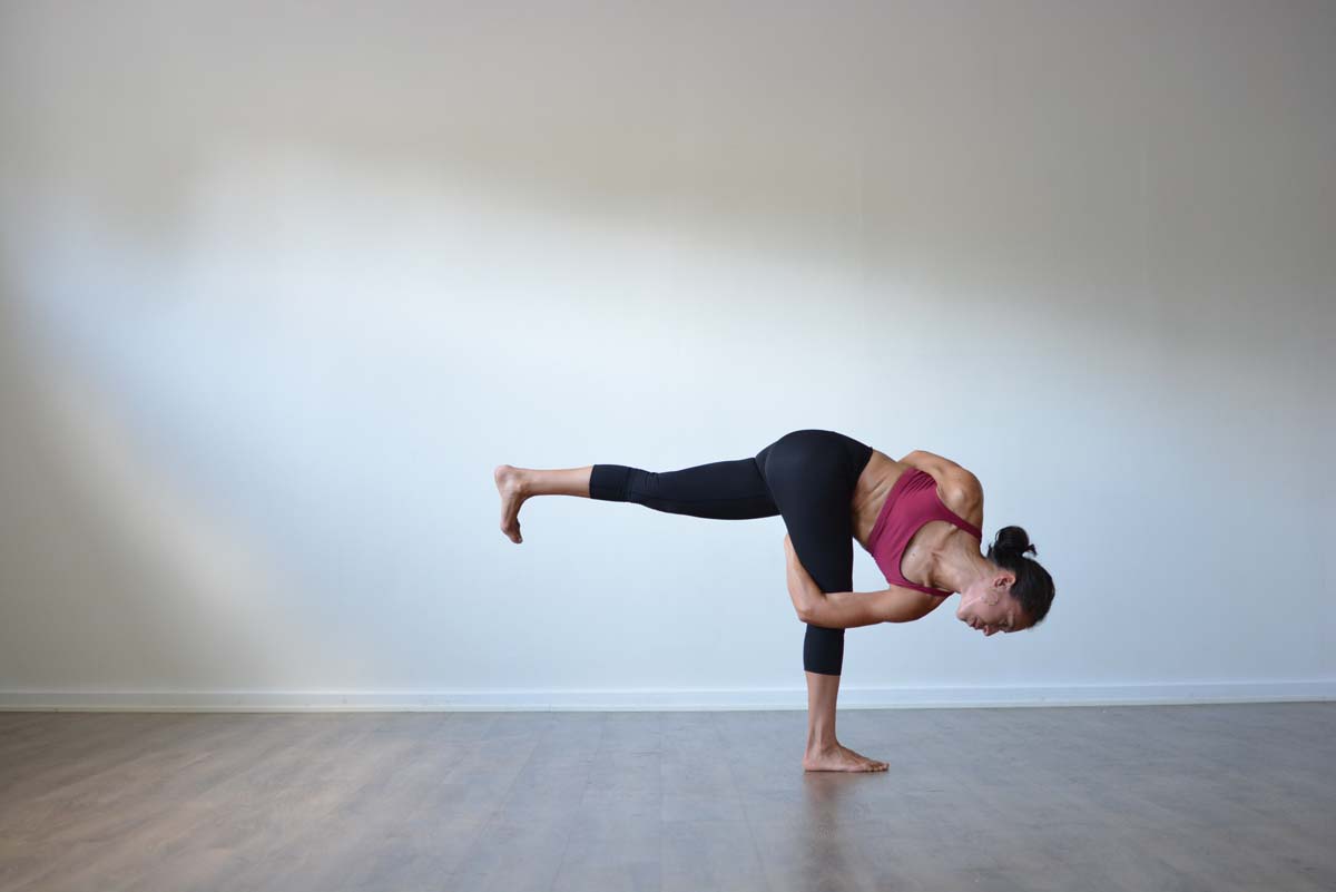 Bunden vriden halvmåne, Baddha parivrtta ardha chandrasana