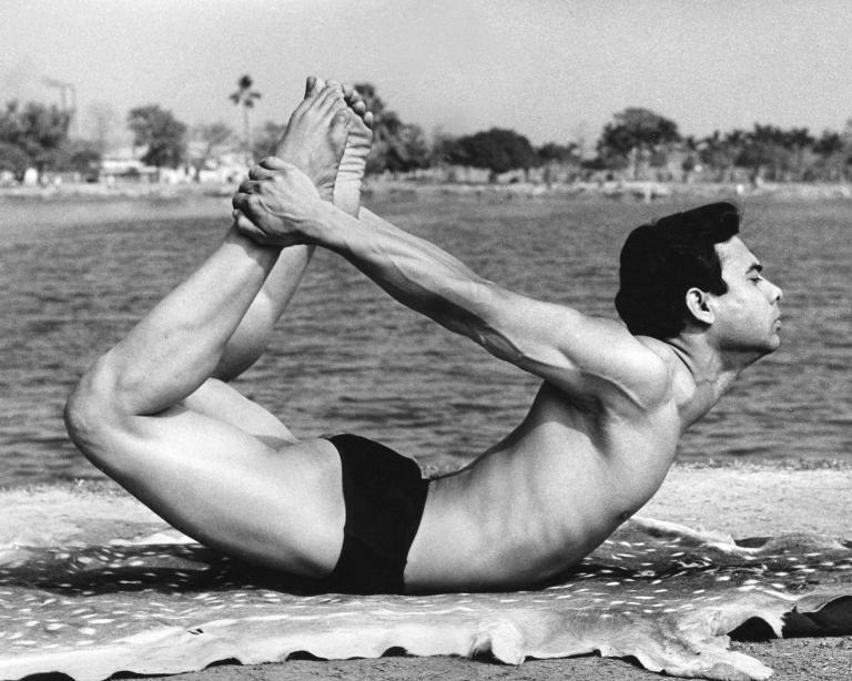 Bikram Choudhury i bågen, Dhanurasana, en av positionerna i bikram yoga
