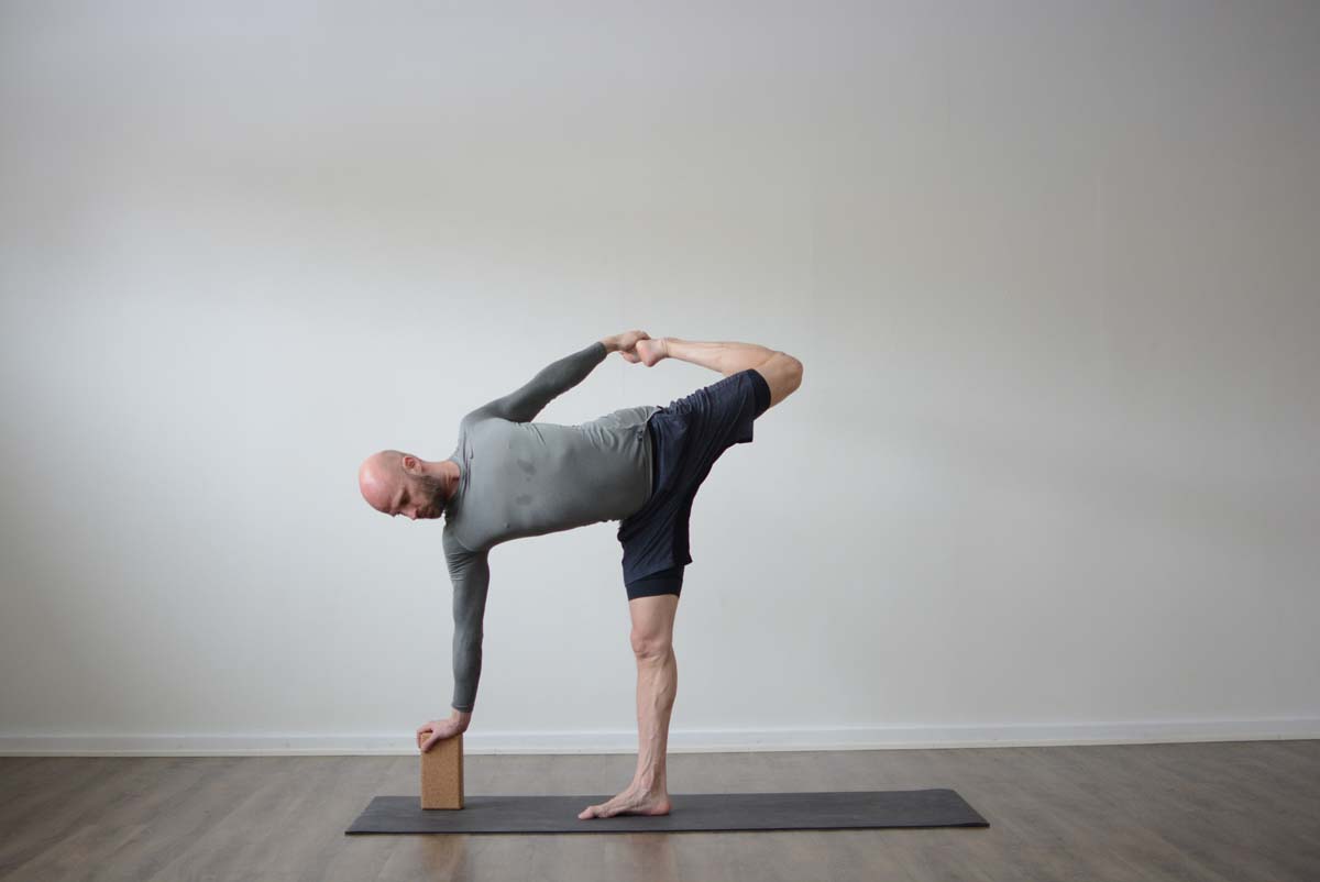 Chapasana, halvmåne yoga med bakåtböj
