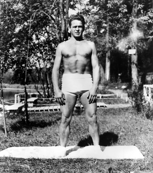 Joseph Pilates, grundaren av pilates, utomhus på 1930-talet