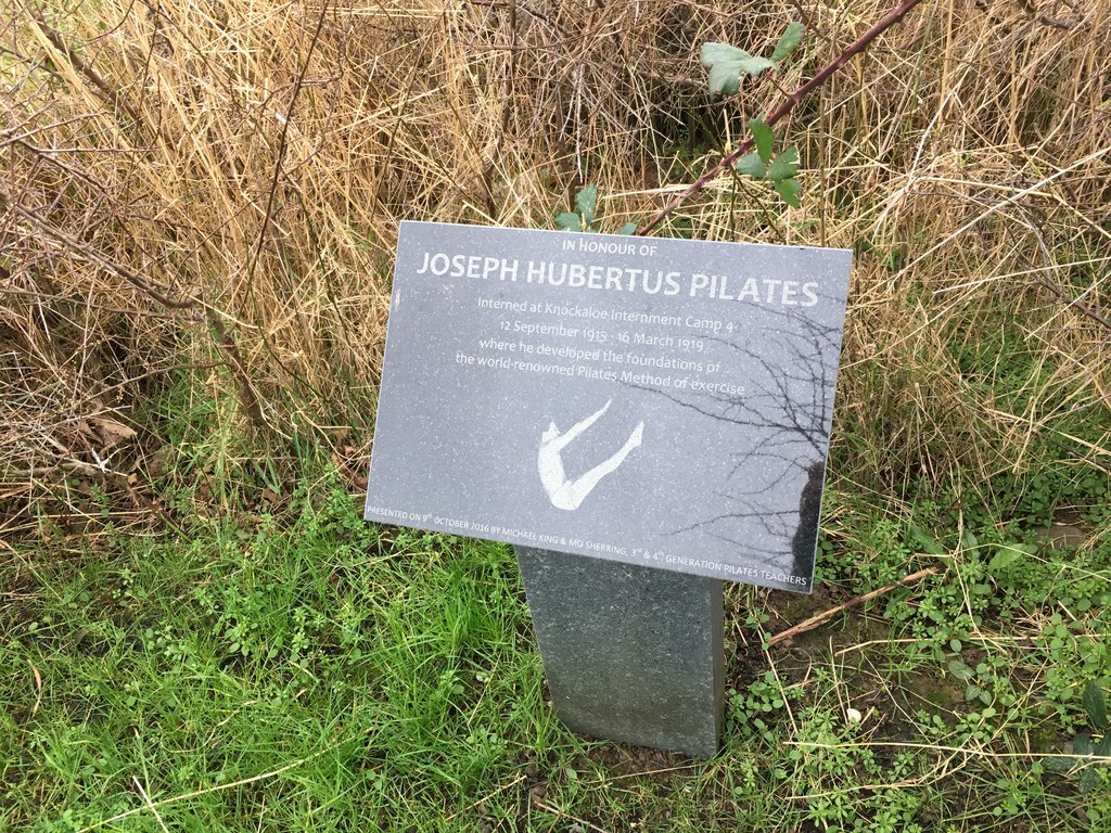 Minnesskylt för Joseph Pilates vid Knockaloe på Isle of Man, där han var internerad 1915-1919