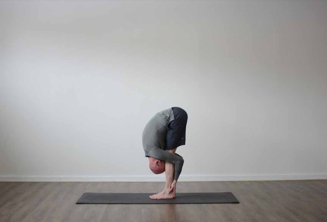 Pada hastasana, händer till fötter i Bikram yoga